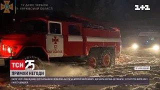 В Харьковской области спасателям несколько раз пришлось вытаскивать из сугробов авто | ТСН 12:00