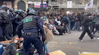 El violento cruce entre la policía francesa y manifestantes en las calles de París