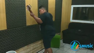 Júnior Bass Groovador tocando forró