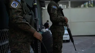 En El Salvador la guerra contra las pandillas causa injustas detenciones, claman familiares | AFP