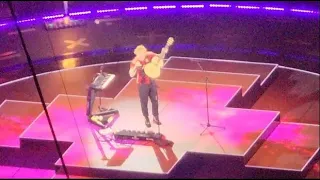 Ed Sheeran broke his guitar string during his +–=÷x Tour in Atlanta 🦇 Bad Habit