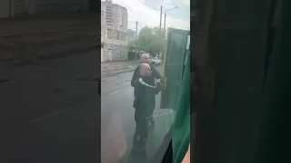 Водители маршруток уже с ума посходили в Одессе - устраивают драки за пассажиров