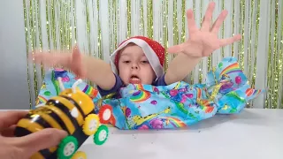 Christmas Morning Open Presents New Year Подарки на день Святого Николая Веселое видео для детей