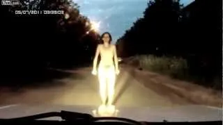 Mad naked girl tries escape from the police