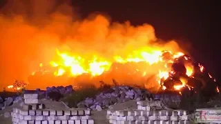 [200 STROHBALLEN AUF FELD IM VOLLBRAND] - Feuerwehr Neuss im Einsatz -