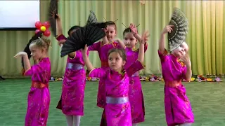 Китайский танец с веерами в детском саду