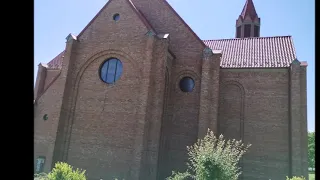 Скромный костёл на одном из Пшемыских холмов  A modest church on one of the Przemyśl hills