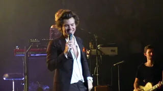 Harry Styles Being A Literal Comedian On Stage For 5:34 Minutes Straight