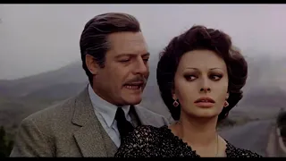Il BACIO all'italiana: Marcello Mastroianni e Sophia Loren