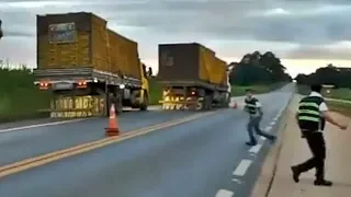 Caminhoneiros Loucos fura Balança da DNIT em frente os Fiscais!!