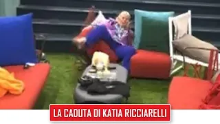 GF Vip 2021: Katia Ricciarelli cade dalla sedia rovinosamente