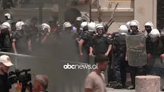 Opozita, zjarr para bashkisë/ Protestuesit e Berishës e Metës djegin goma | ABC News Albania