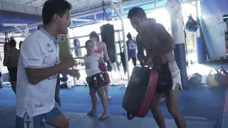 Smashing low kicks at Phuket Top Team