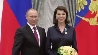 Путин награждает Консуэло де Авиланд