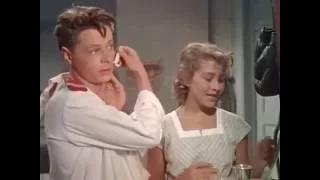 Кадры из фильма "Улица полна неожиданностей" (1957)
