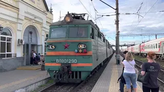 ВЛ80с-290 с грузовым поездом следует по станции Россошь