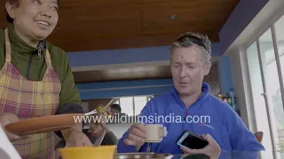 Foreigner tries aloo ka chila for the first time, at a Darjeeling eatery, eats with his hands