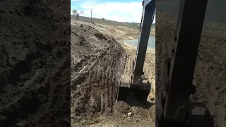 DICAS em Escavadeira... Corte lateral riscado para taludes, tanques e valas.