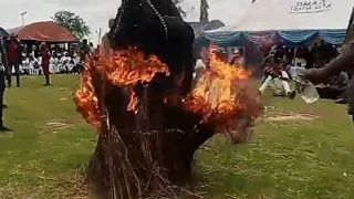 EEGUN DANOFOJURA!!! THE ONLY MASQUERADE WHO SITS & PERFORMS INSIDE A BURNING FIRE. A must watch..!