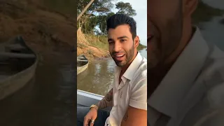 Gusttavo Lima pesca no rio Araguaia e visita casa de fã ribeirinha em MT