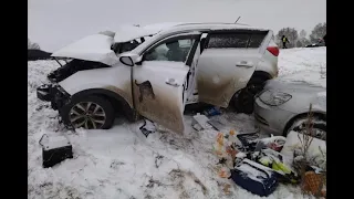 Автоледи выбросило из машины под колеса попутки во время ДТП в Челябинской области