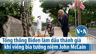 ‘Tôi nhớ ông ấy:’ Tổng thống Biden thăm bia tưởng niệm bạn thân John McCain | VOA Tiếng Việt