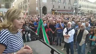 Una straordinaria Giorgia Meloni interviene in piazza a Ferrara! Da diffondere ovunque!