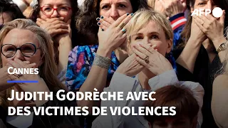 Cannes: Judith Godrèche avec des victimes de violences sexuelles sur les marches | AFP