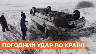 Снегопад, затопленные улицы и поваленные деревья. Непогода ударила по Украине