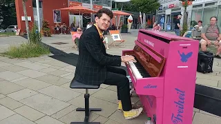 Mr. Pianoman Thomas Krüger + Wilhelm Schuster am 19. Juli 23 während der Klang- und Kunst Promenade