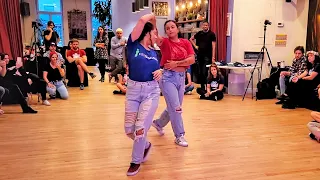 Step variations on basic turns - Dance demo by Juzinha (pé descalço) & Aninha