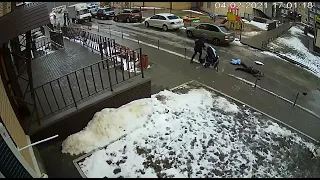 Видео момента падения мужчины на коляску с младенцем в Воронеже