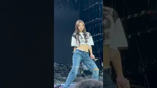 Lisa I went crazy over you dance during soundcheck is so cute 🤩💖#lisa Born Pink Encore MetLife
