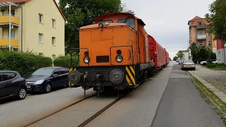 V 60 zieht Güterwagen ins Bombadier-Werk mitten durch die Fabrikstraße