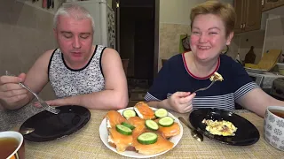 Мукбанг ВКУСНЕЙШИЙ завтрак 😋 САМА приготовила 👩‍🍳 пробуем Яичница и бутерброды