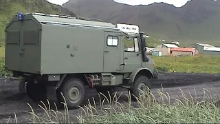 Rescue a stuck bus with a Unimog 1300l in Iceland