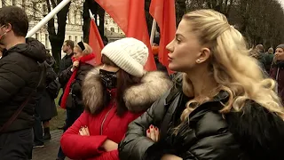 Ļaujiet dzīvot, ne eksistēt! Aptuveni 100 cilvēki protestē pret Covid-19 ierobežošanas pasākumiem