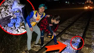 La muñeca maldita aparece en las vías del tren abandonado a las 3 am...