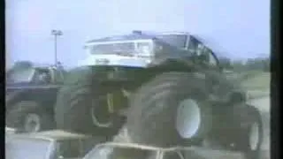 That's Incredible! Bigfoot 2 and USA-1 Monster Truck race