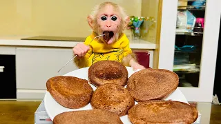 Monkey BiBi obediently helps dad make delicious donuts!