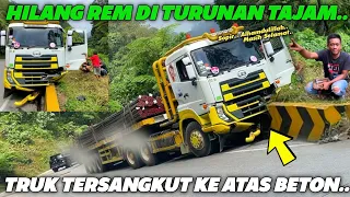 TRUK TERSANGKUT KE ATAS BETON !!! Trailer Muatan Besi 50 Ton Blong Rem Di Penurunan Sitinjau Lauik