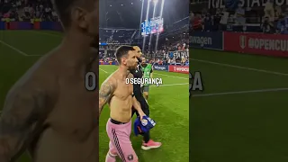 Simplesmente o TEMIDO segurança do Messi 😨