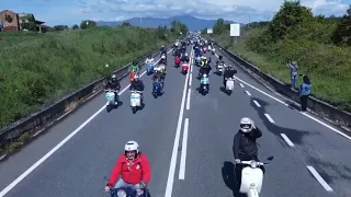 Vespa World Days, la parata dei 15mila vespisti: lo spettacolo visto dal drone