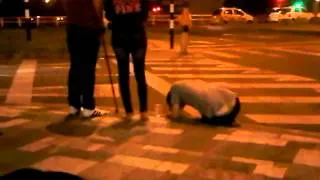 hombre vomitando en medellin