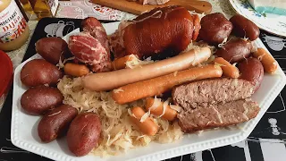 Французский Шукрут 🍖 с копчёной свининой и сосисками. Солянка с копчёностями и картошкой/Choucroute.