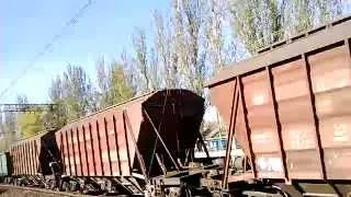 ДЭ1 017 с грузовым поездом следует по платформе 193 км, Днепропетровск, Украина