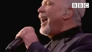 Tom Jones performs 'It's Not Unusual' | T in the Park - BBC