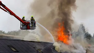 Enorme brandweerinzet voor zeer grote woningbrand - Arnhem 18 06 2023