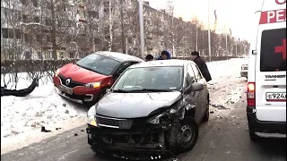 В Сургуте в ДТП с участием такси пострадал ребенок.