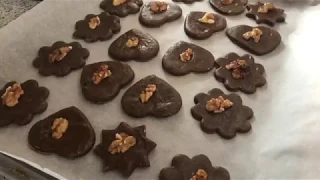 87 jährige Lungauerin Cilli Planitzer zeigt in 120 Sekunden, wie man Lebkuchen backt